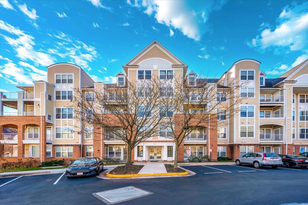 8181 Carnegie Hall Ct in Vienna, VA - Building Photo