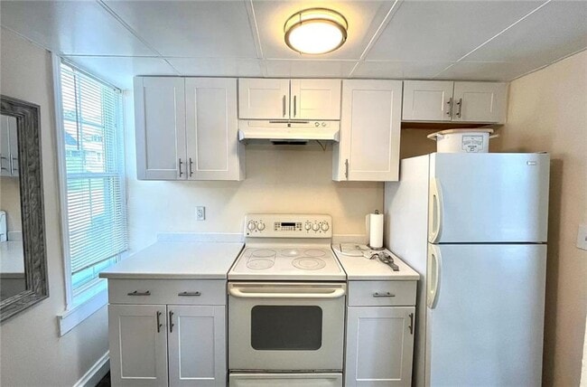 191 Coggeshall Ave in Newport, RI - Foto de edificio - Building Photo