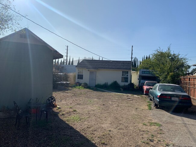 2257 El Sol Ave in Altadena, CA - Foto de edificio - Building Photo