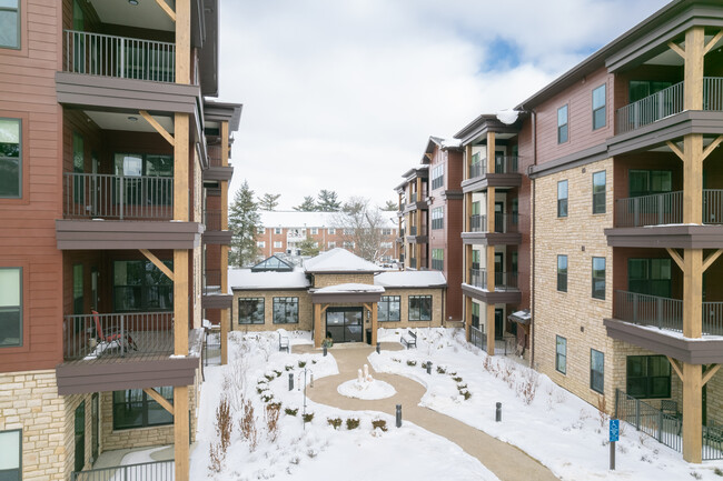 The Crescent at Oakleaf Village in Toledo, OH - Building Photo - Building Photo