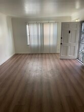 4243 W Slauson Ave, Unit Slauson in Los Angeles, CA - Foto de edificio - Building Photo