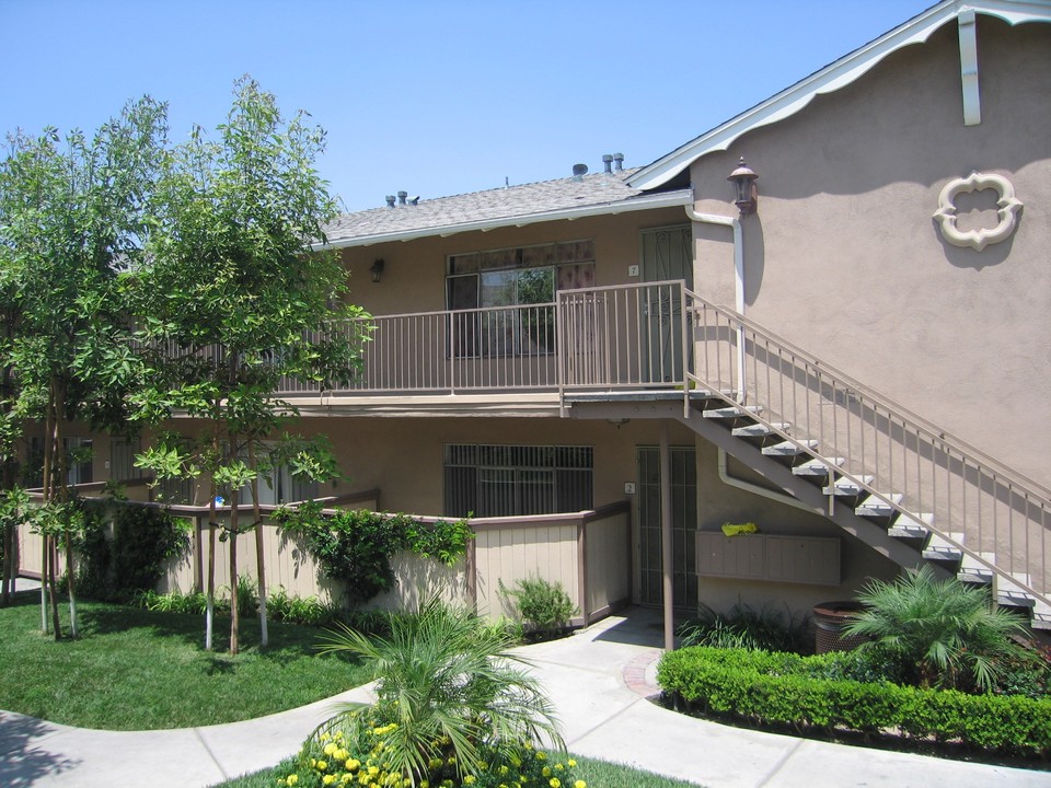 Whispering Palms in Anaheim, CA - Foto de edificio