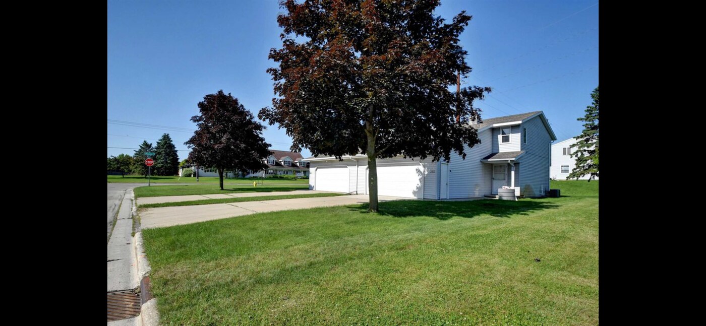 656 Menlo Park Rd in Green Bay, WI - Foto de edificio