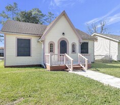 108 Sharon St in Lafayette, LA - Building Photo