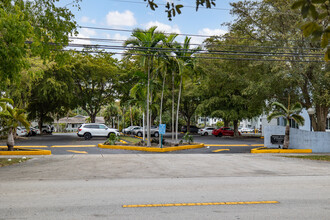 Palmetto Tower Apartments in Miami, FL - Building Photo - Building Photo