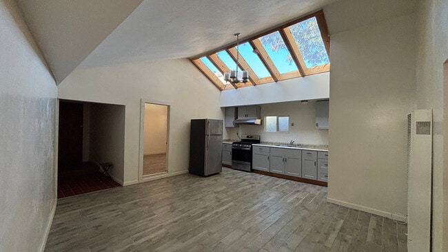 562 Van Buren St in Monterey, CA - Foto de edificio - Building Photo