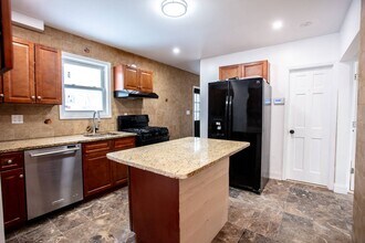 222 Lowell Ave in Floral Park, NY - Building Photo - Building Photo