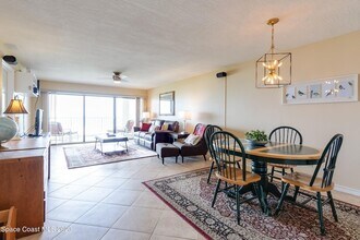 555 Harrison Ave, Unit 402 in Cape Canaveral, FL - Foto de edificio - Building Photo