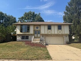 505 Sean Dr in Shorewood, IL - Building Photo
