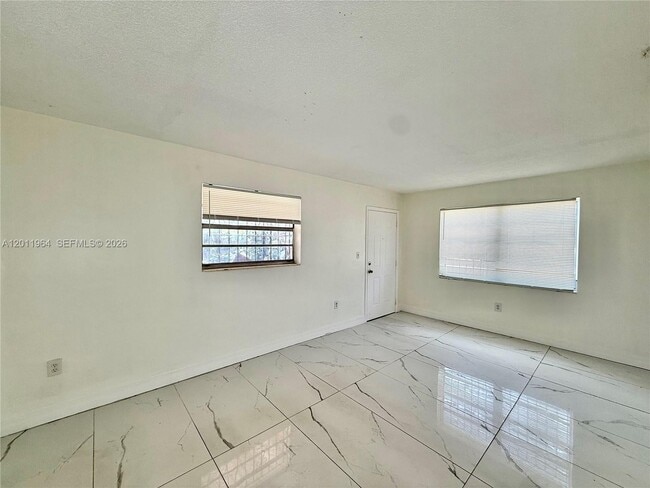 950 NW 109th St in Miami, FL - Foto de edificio - Building Photo