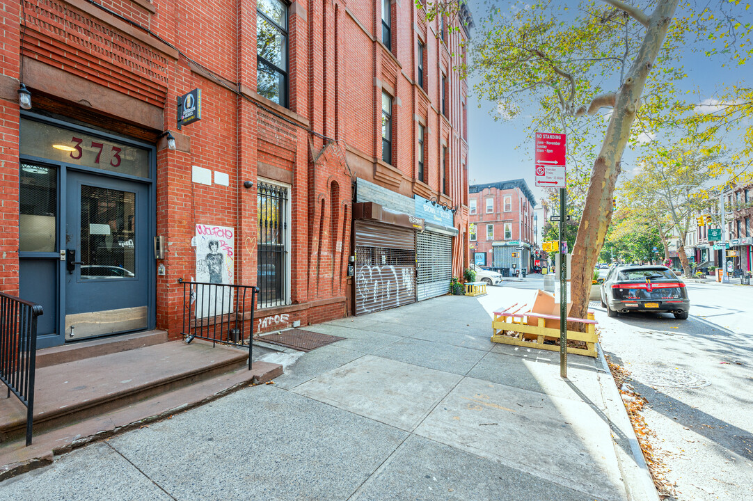 373 Tompkins Ave in Brooklyn, NY - Foto de edificio