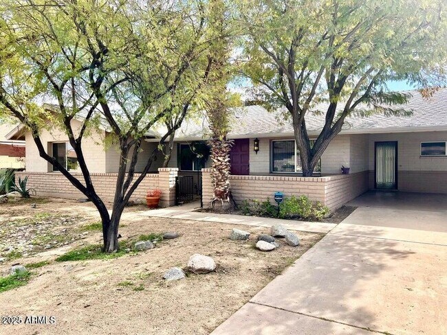 property at 1717 E La Donna Ln