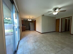 320 Avenue F in Nederland, TX - Building Photo - Building Photo