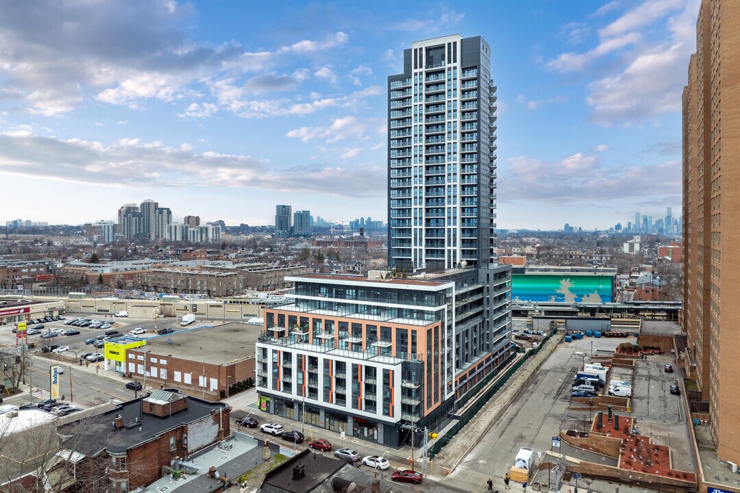 LNX Residences in Toronto, ON - Building Photo