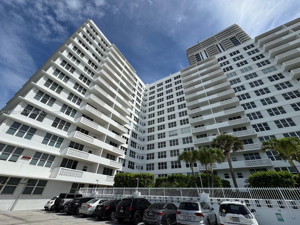4747 Collins Ave in Miami Beach, FL - Building Photo