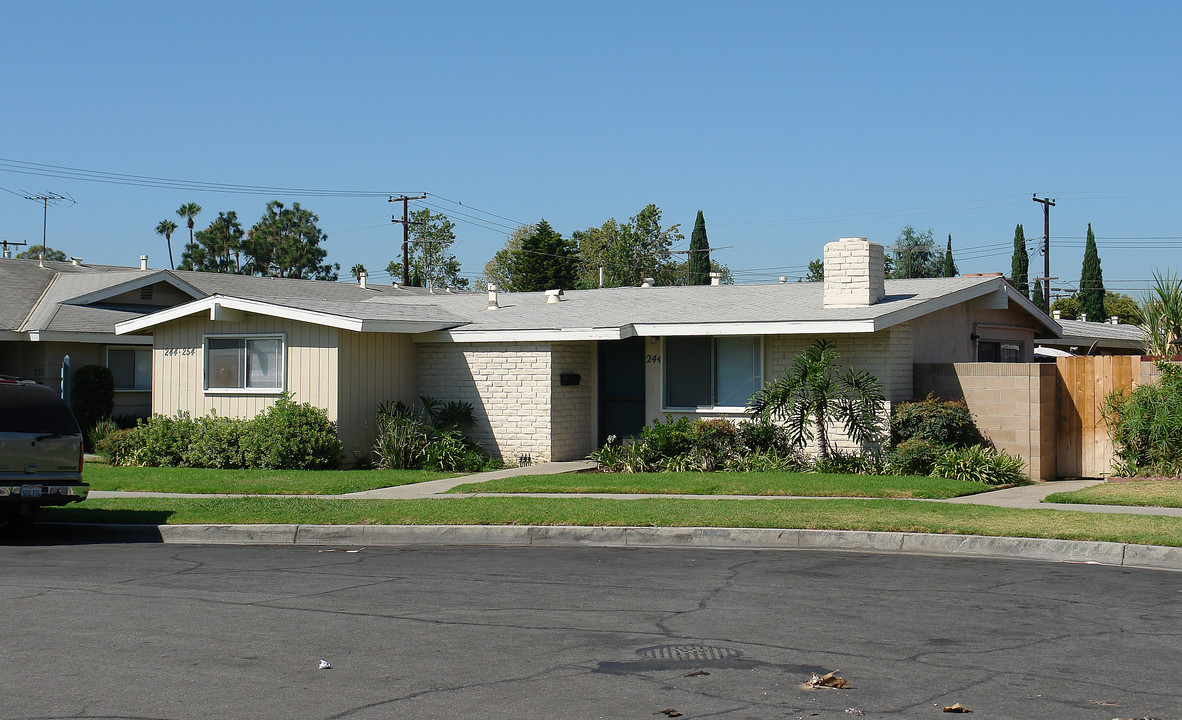 244-254 N Holly St in Orange, CA - Building Photo