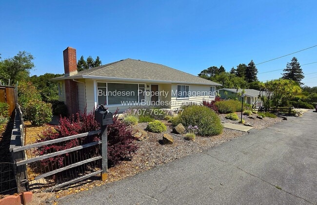 816 Schuman Ln in Petaluma, CA - Building Photo - Building Photo