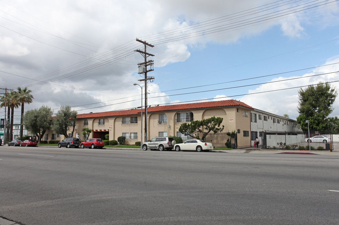 Valle Hacienda in Van Nuys, CA - Building Photo