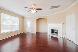 7306 Leens Lodge Ln in Humble, TX - Foto de edificio - Building Photo