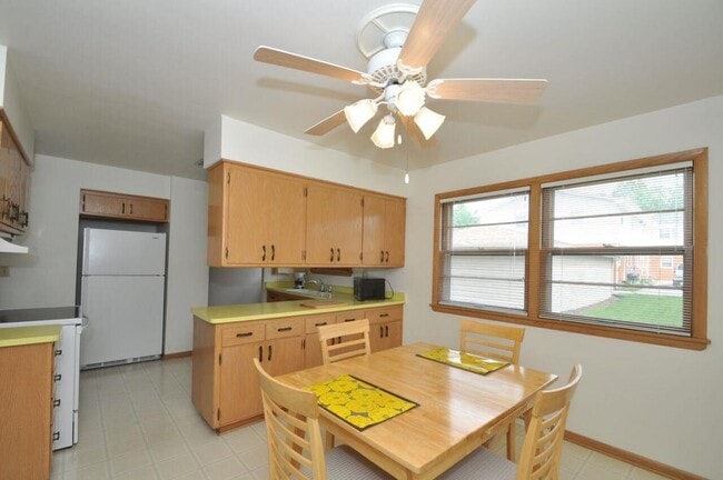 7134 W Lakefield Dr, Unit #1 in Milwaukee, WI - Foto de edificio - Building Photo