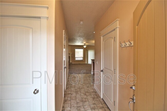 2218 S Dorothy Ave in Boise, ID - Foto de edificio - Building Photo