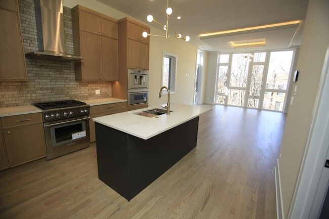 property at 1029 N Winchester Ave