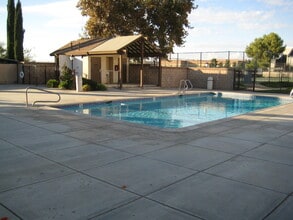 1835 E Ave J2 in Lancaster, CA - Foto de edificio - Building Photo