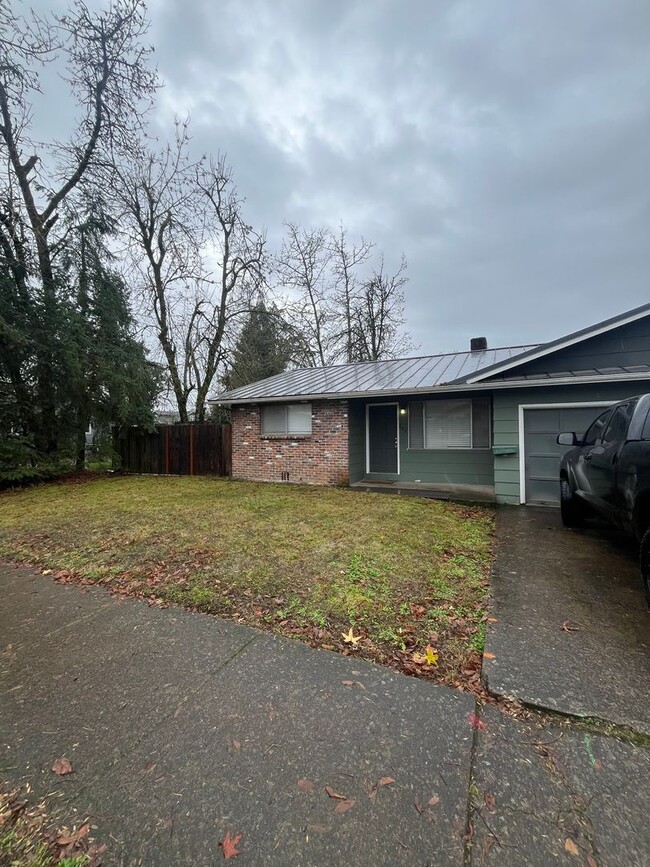 680-690 Sweet Gum Ln in Eugene, OR - Building Photo - Building Photo