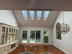 137 Pond View Dr in Port Washington, NY - Building Photo - Building Photo