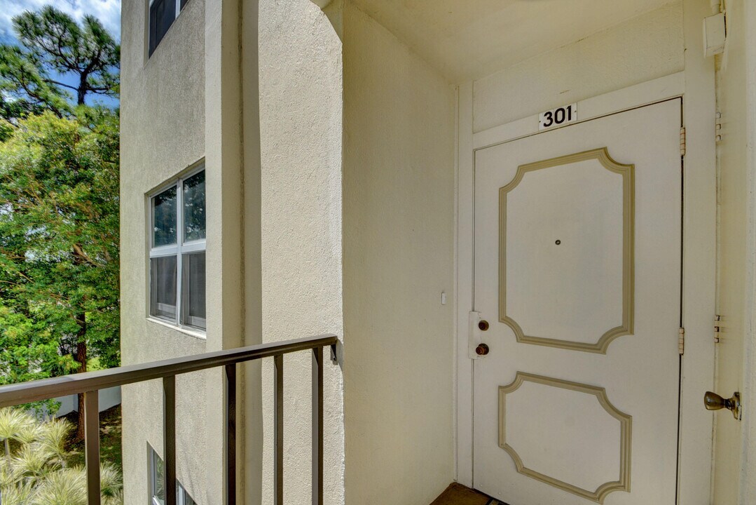 3959 Via Poinciana in Greenacres, FL - Building Photo