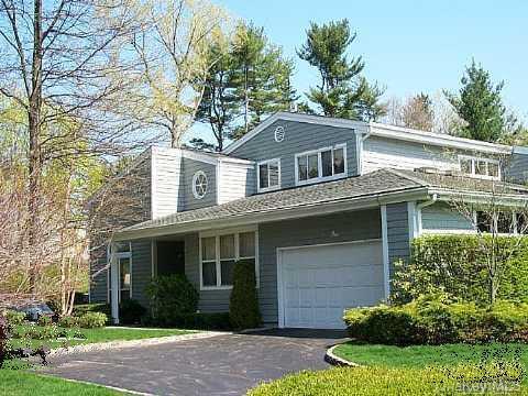 1 Tiffany Cir in Manhasset, NY - Building Photo