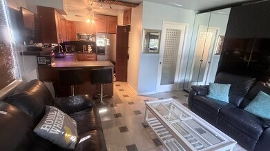 1701 Hayes St, Unit 4 in Hollywood, FL - Building Photo - Building Photo