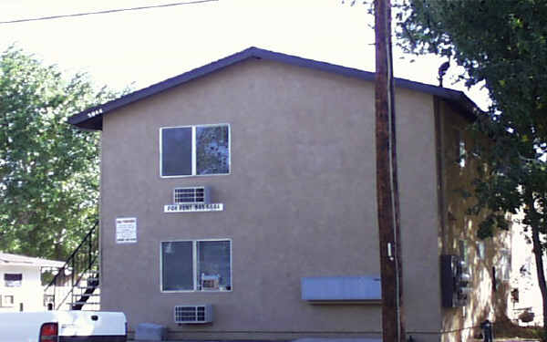 5044 W Avenue L10 in Quartz Hill, CA - Foto de edificio