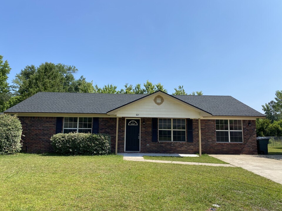 825 Kiln Ln in Hinesville, GA - Building Photo