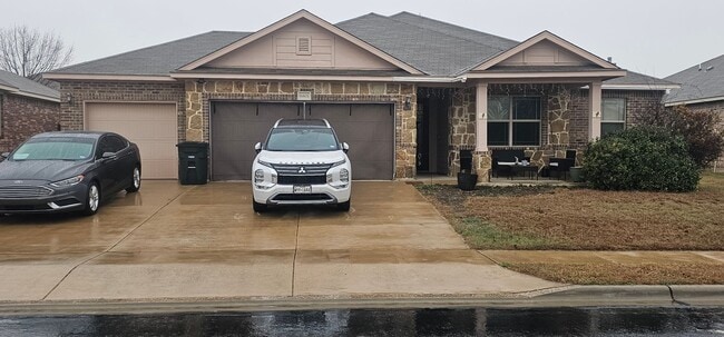 property at 211 W Mockingbird Ln