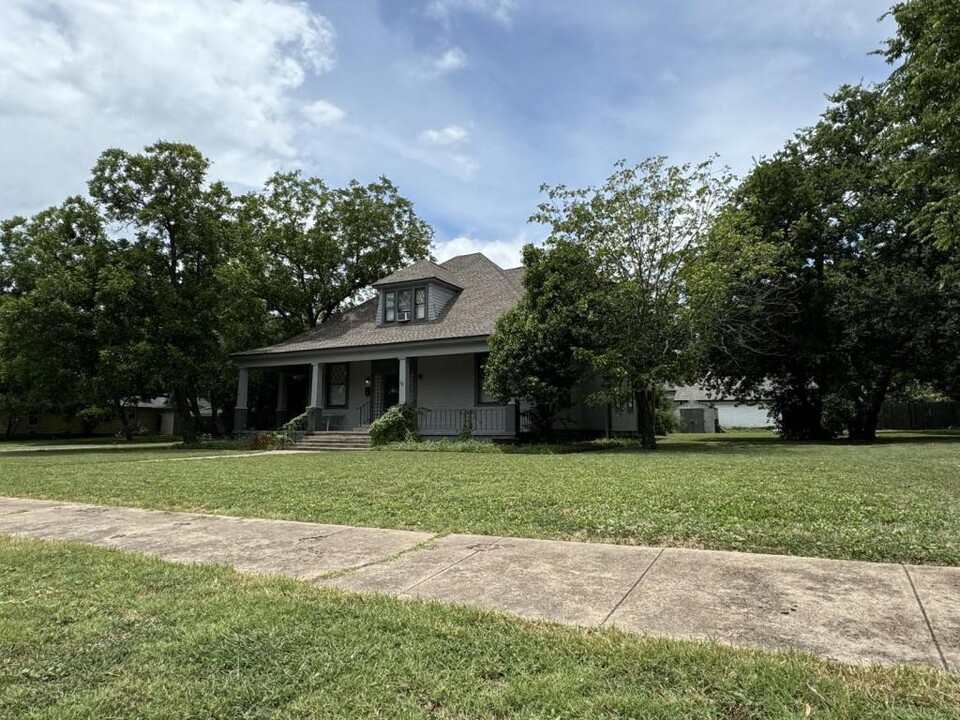 906 N Penelope St in Belton, TX - Foto de edificio