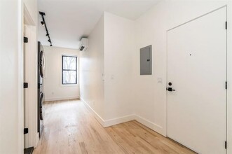 333 Communipaw Ave in Jersey City, NJ - Building Photo - Interior Photo