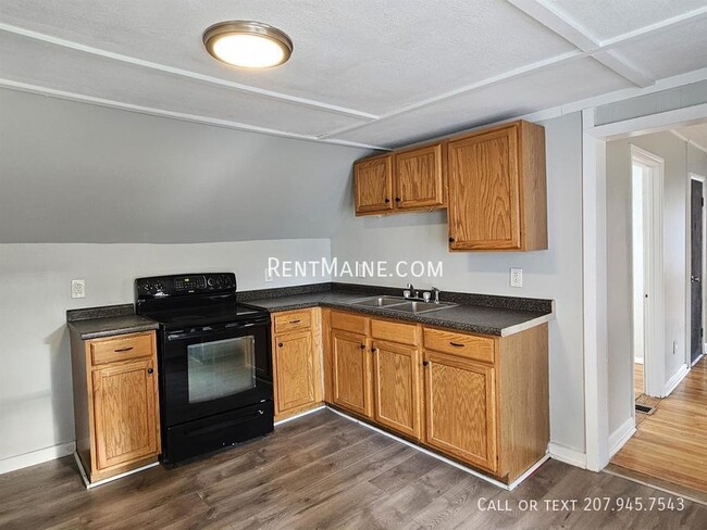 27 Elm St, Unit 2 in Lewiston, ME - Building Photo - Building Photo