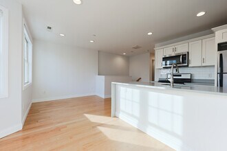375 Dorchester St, Unit 3 in Boston, MA - Building Photo - Building Photo