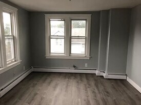 635 Fall River Ave, Unit 2A in Seekonk, MA - Building Photo