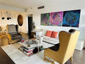 201 Crandon Blvd, Unit 402 in Key Biscayne, FL - Foto de edificio - Building Photo