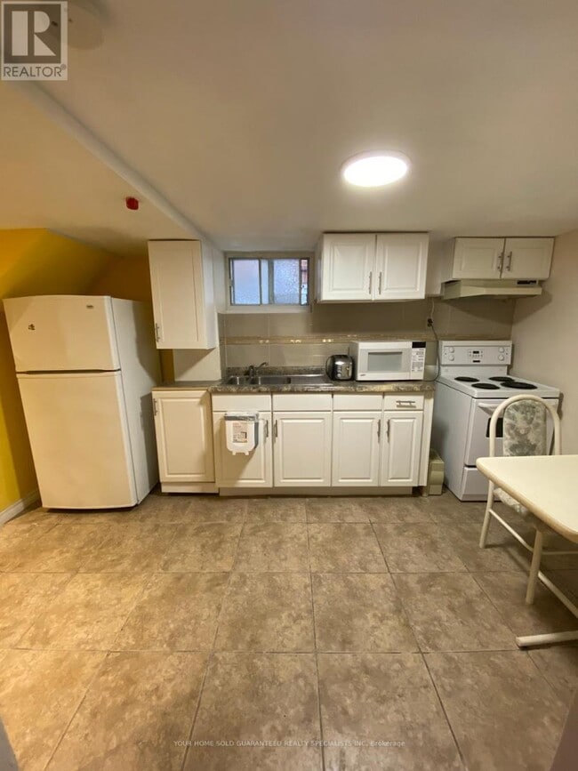 2518 Lake Shore Blvd W in Toronto, ON - Building Photo - Building Photo