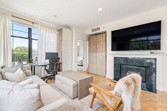 110 Cypress St, Unit PH9 in Brookline, MA - Foto de edificio - Building Photo