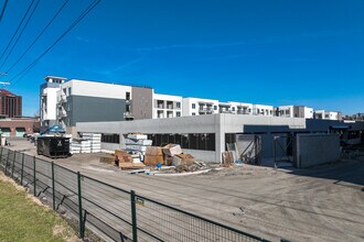 Caroline Eastside in Richardson, TX - Foto de edificio - Building Photo