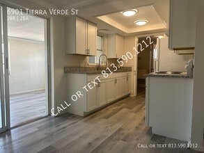 6901 Tierra Verde St in Port Richey, FL - Foto de edificio - Building Photo