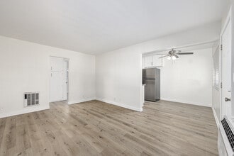 14119 Mulberry Dr. in Whittier, CA - Foto de edificio - Interior Photo