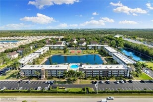 1008 Manatee Rd in Naples, FL - Building Photo