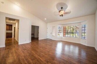 8117 Creek Water Ln in Las Vegas, NV - Building Photo - Building Photo