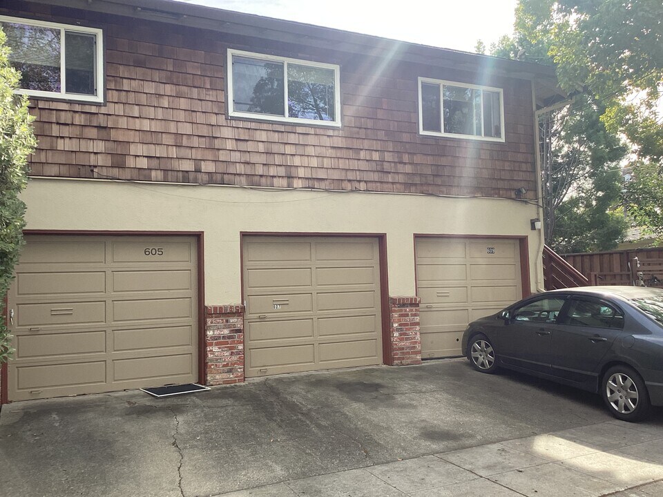 607 Lincoln Ave in Redwood City, CA - Building Photo