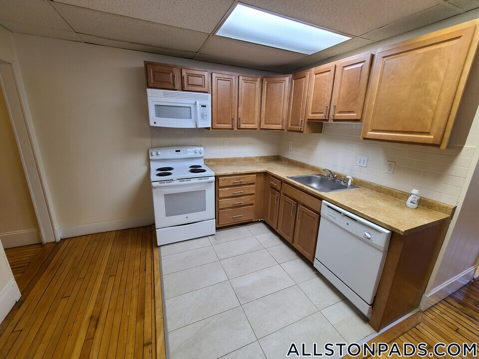 437 Cambridge St in Boston, MA - Building Photo